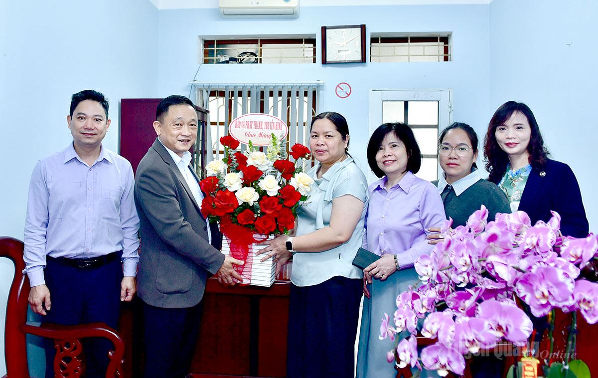 Đồng chí Trần Việt Tuyên, Phó Giám đốc Báo và phát thanh, truyền hình Tuyên Quang tặng hoa chúc mừng Trung tâm Kiểm soát bệnh tật tỉnh Tuyên Quang. Ảnh: Lý Thịnh