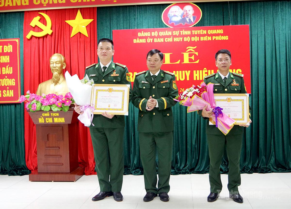 Đại tá Đào Hồng Hà, Bí thư Đảng ủy, Chính ủy Ban Chỉ huy Bộ đội Biên phòng tỉnh trao Quyết định và gắn Huy hiệu 30 năm tuổi Đảng cho hai đồng chí được nhận trong đợt này.
