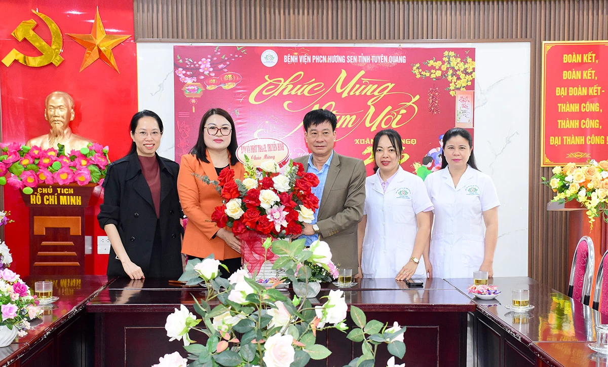 Đồng chí Nguyễn Thị Hoài Yên, Phó Giám đốc Báo và phát thanh, truyền hình Tuyên Quang tặng hoa chúc mừng Bệnh viện Phục hồi chức năng Hương Sen.