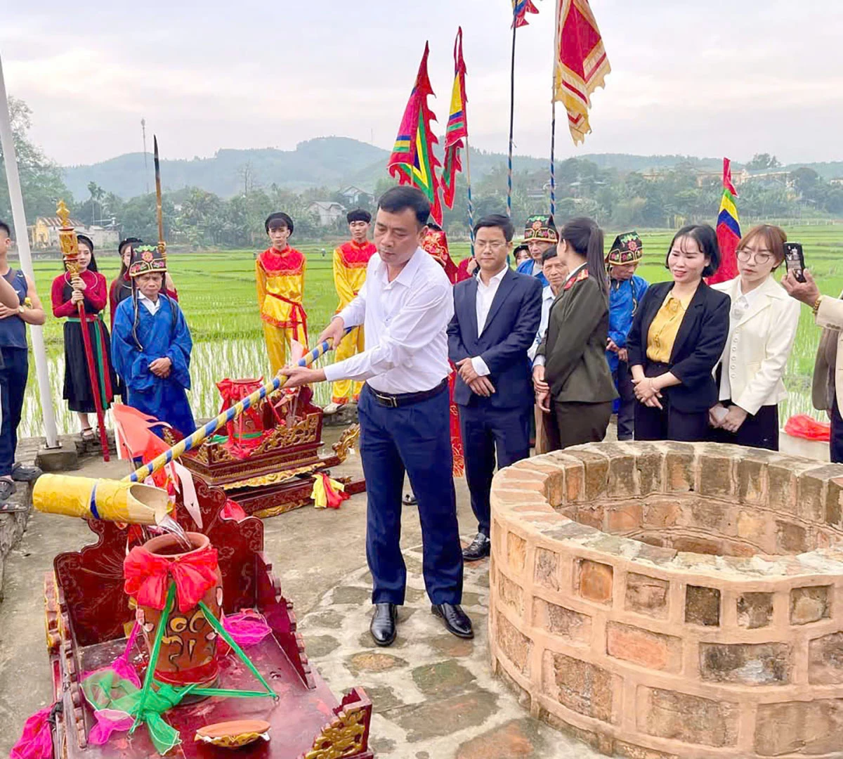 Lãnh đạo UBND xã Nhữ Khê rót nước từ Giếng làng về đình Minh Cầm.