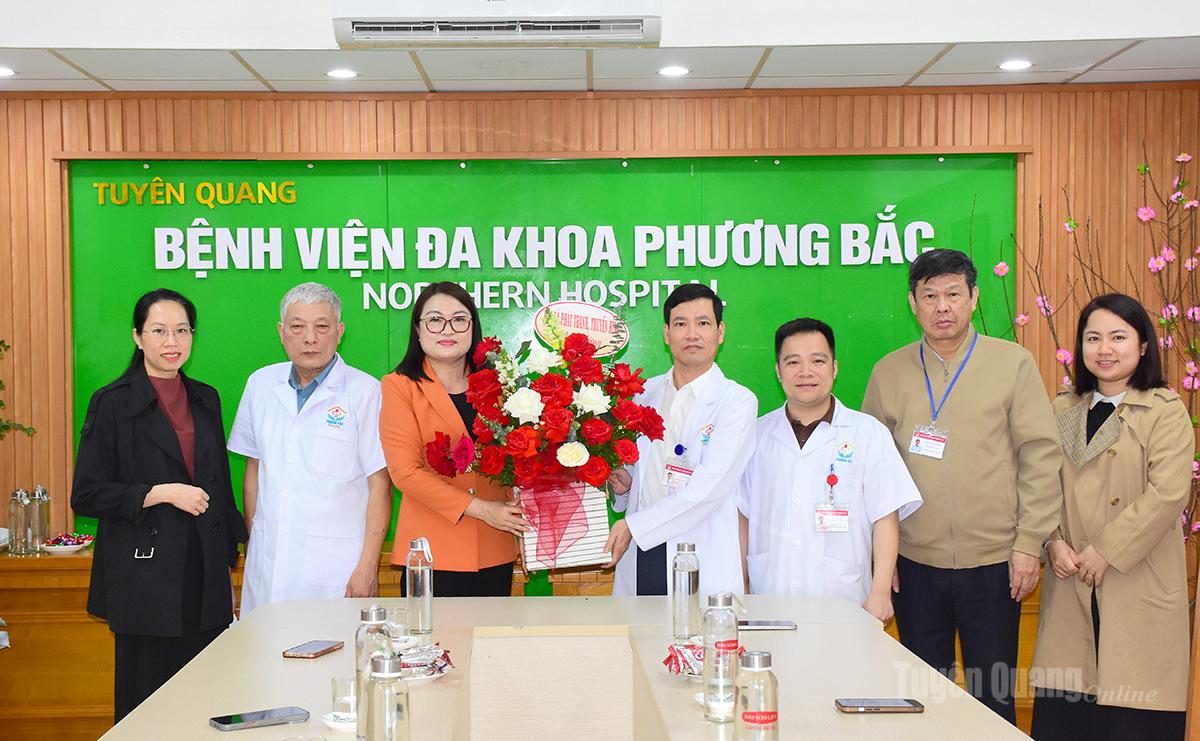  Đồng chí Nguyễn Thị Hoài Yên, Phó Giám đốc Báo và phát thanh, truyền hình Tuyên Quang tặng hoa chúc mừng Bệnh viện Đa khoa Phương Bắc.