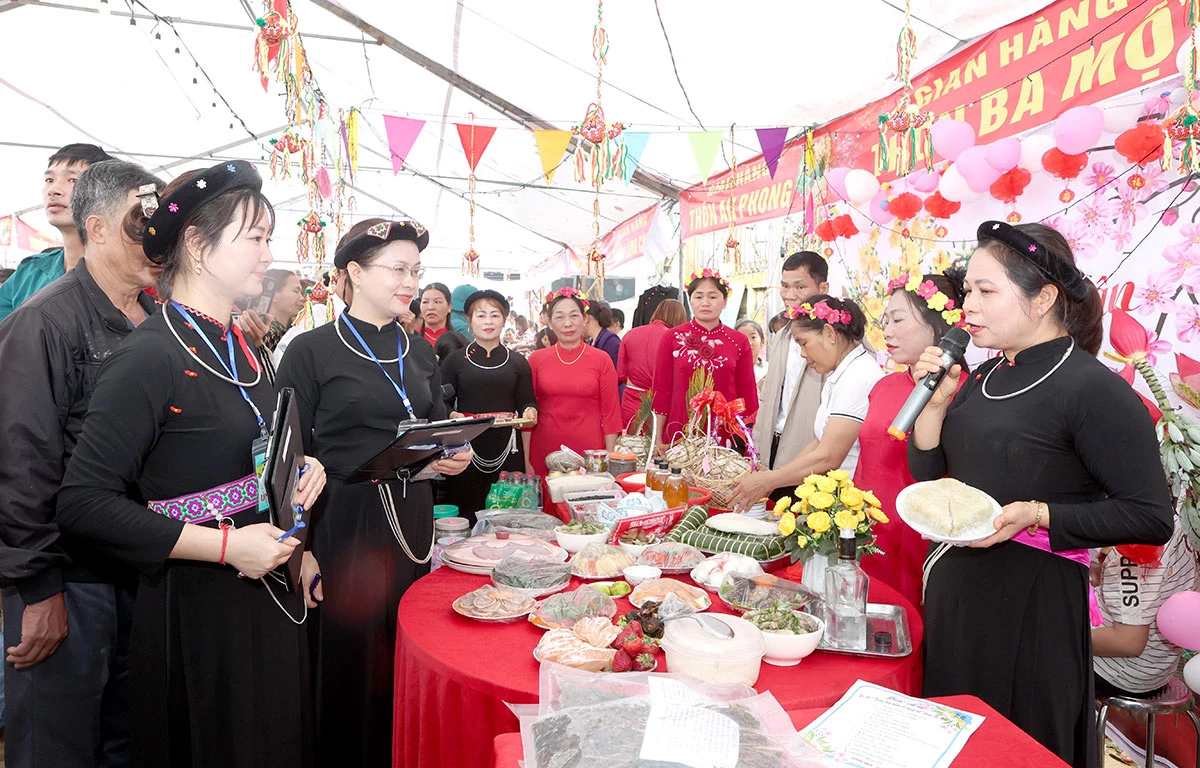 Ban Giám khảo chấm thi trưng bày mâm cỗ ngày Tết.