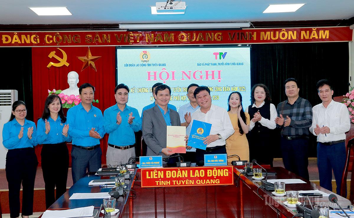 Lãnh đạo Liên đoàn Lao động tỉnh và Báo và phát thanh, truyền hình Tuyên Quang ký kết quy chế phối hợp giai đoạn 2026 – 2030.
