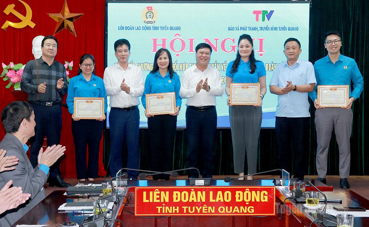Lãnh đạo Báo và phát thanh, truyền hình Tuyên Quang trao Giấy Khen cho các tập thể, cá nhân.
