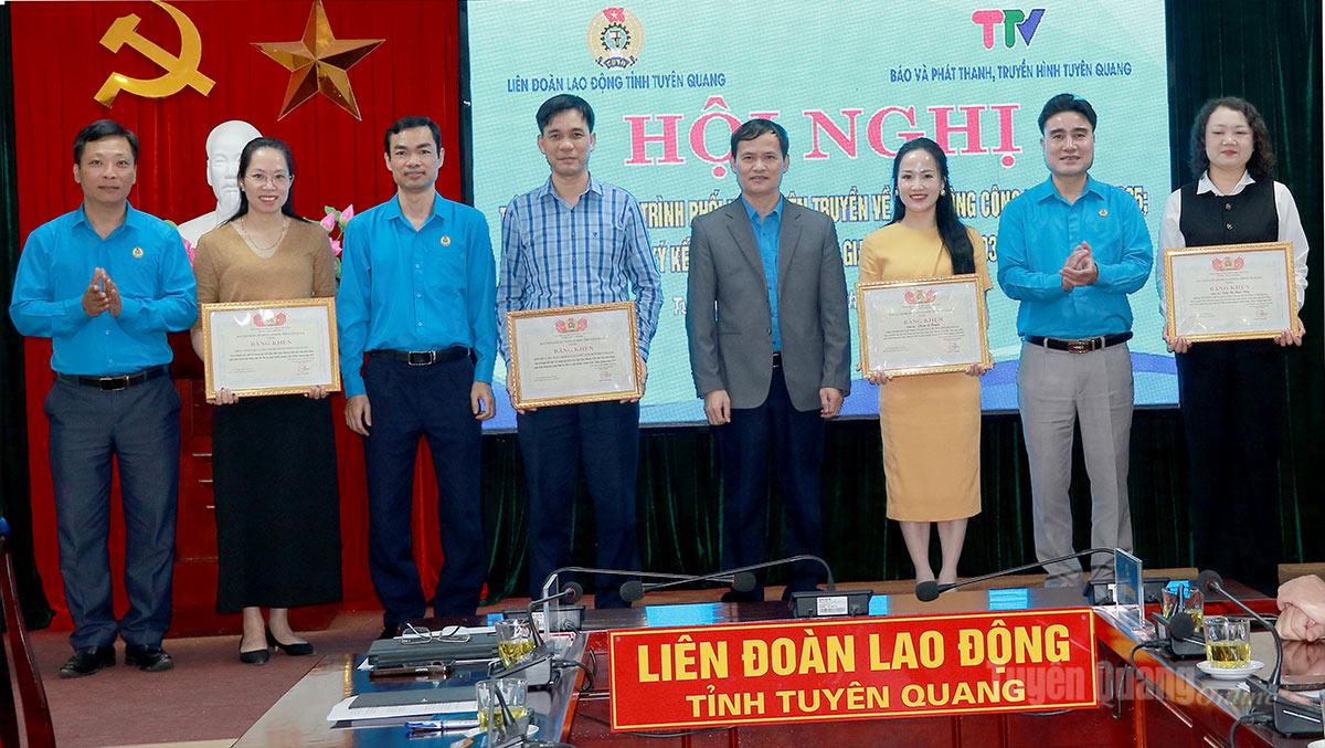 Lãnh đạo Liên đoàn Lao động tỉnh tặng Bằng khen cho các tập thể, cá nhân.
