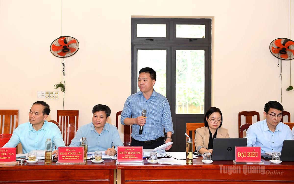 Lãnh đạo UBND xã Đông Thọ báo cáo công tác chuẩn bị bầu cử trên địa bàn