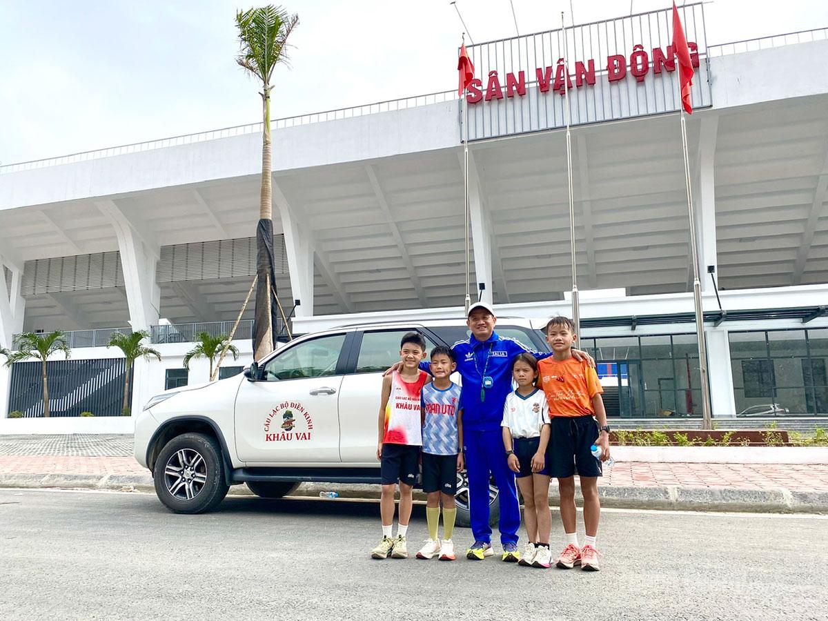 4 em nhỏ được ông Đoàn Ngọc Hải nhận vào Câu lạc bộ Điền kinh Khâu Vai do ông thành lập.