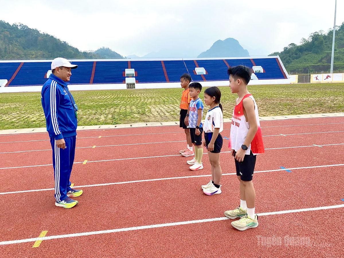 Ước muốn của ông Hải giúp các cháu đoạt huy chương môn điền kinh quốc gia và cao hơn cho tỉnh Tuyên Quang.