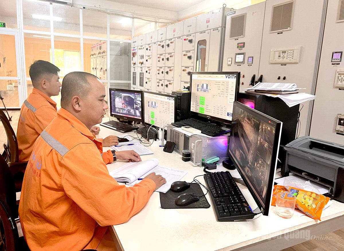 Công nhân Nhà máy Thuỷ điện Thanh Thuỷ theo dõi thông số phát điện.