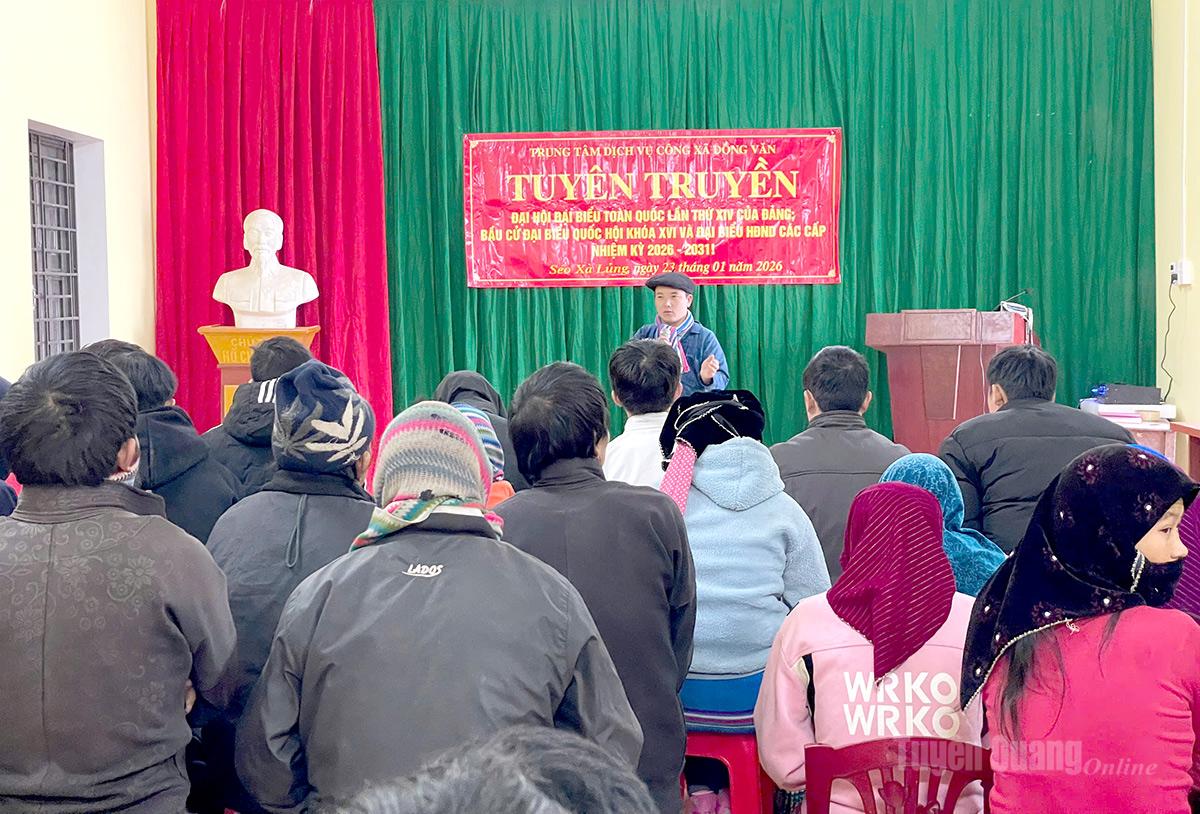 Đội Tuyên truyền Lưu động, Trung tâm Dịch vụ công xã Đồng Văn trong một buổi tuyên truyền tại thôn Xéo Xà Lủng.