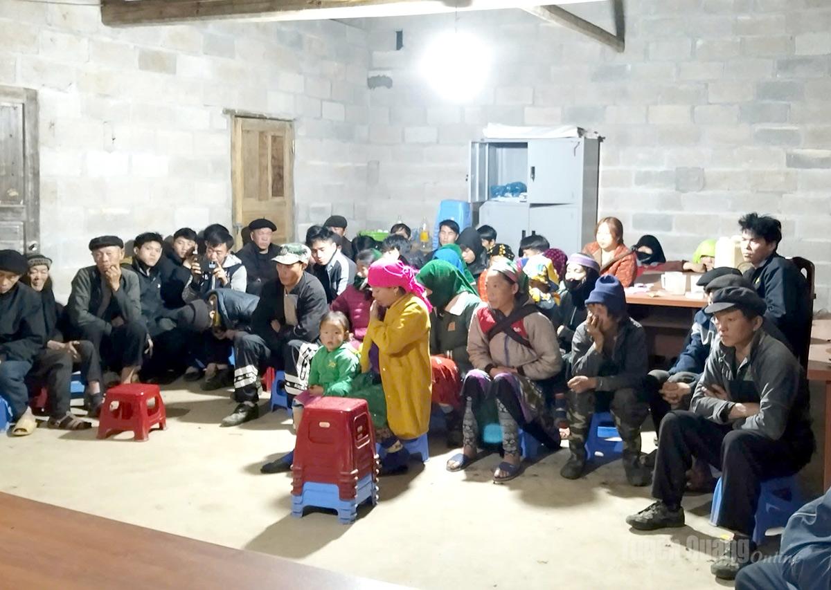 Người dân thôn Tù Sán, xã Đồng Văn lắng nghe cán bộ Trung tâm tuyên truyền về bầu cử