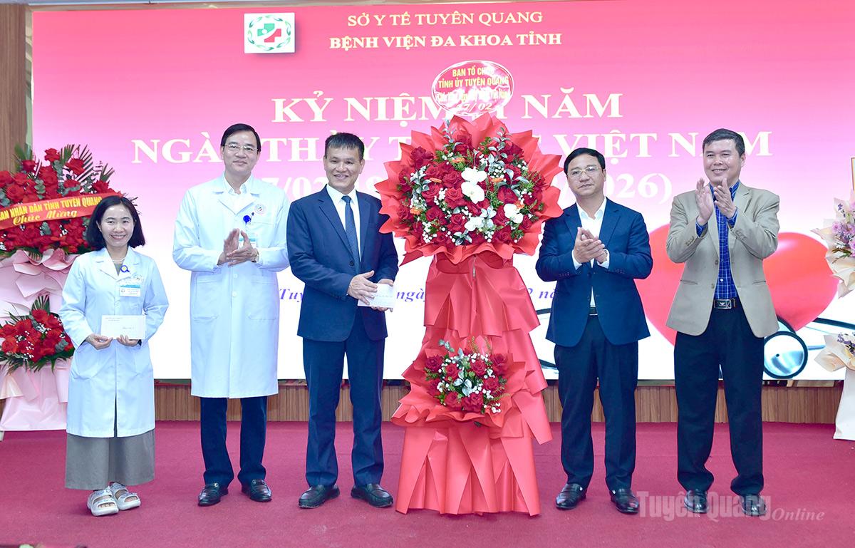 Lãnh đạo Ban Tổ chức Tỉnh ủy tặng hoa chúc mừng Bệnh viện Đa khoa tỉnh.