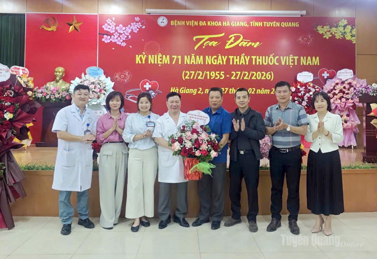 Đại diện cơ quan Báo và phát thanh, truyền hình Tuyên Quang tặng hoa chúc mừng tập thể cán bộ, y bác sĩ Bệnh viện Đa khoa Hà Giang.
