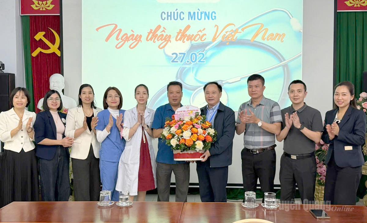 Đại diện cơ quan Báo và phát thanh, truyền hình Tuyên Quang tặng hoa chúc mừng tập thể cán bộ, y bác sĩ Bệnh viện Đa khoa Đức Minh.
