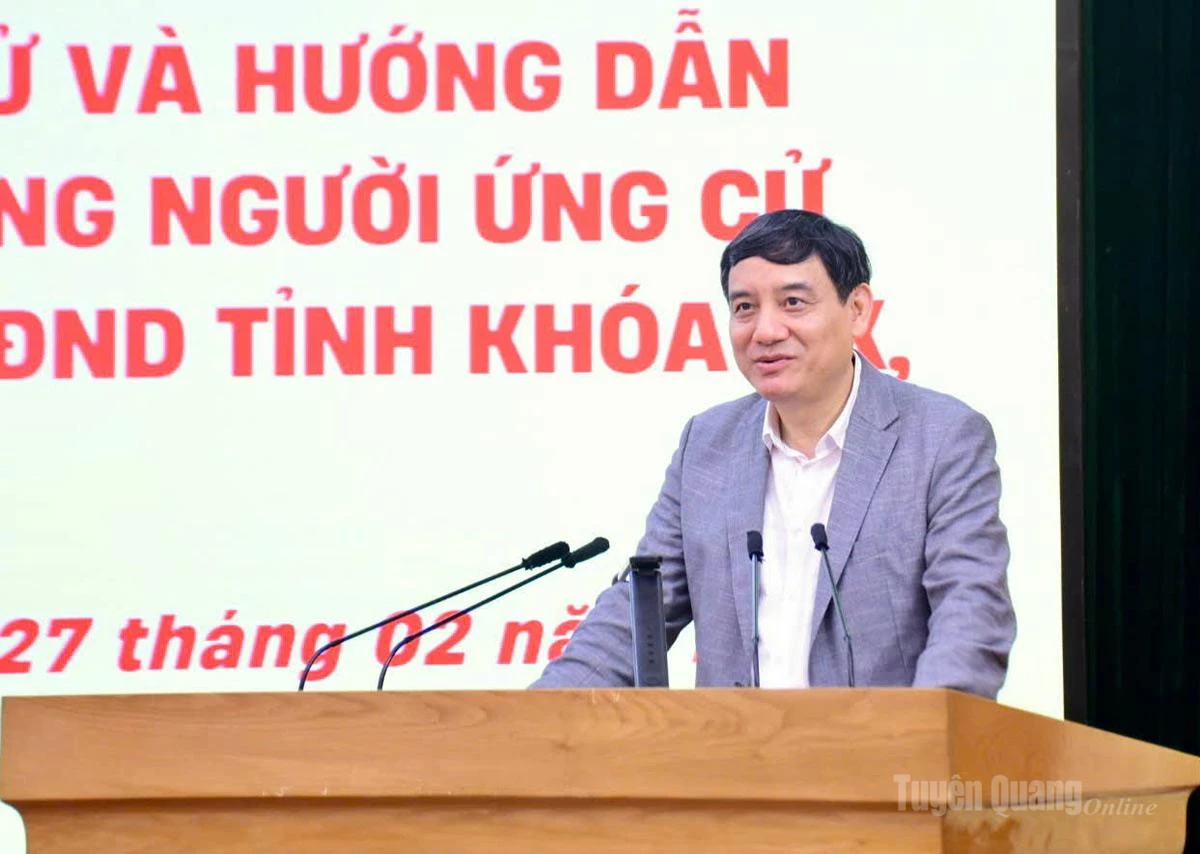 Đồng chí Nguyễn Đắc Vinh, Ủy viên BCH Trung ương Đảng, Ủy viên Ban Thường vụ Quốc hội, Chủ nhiệm Ủy ban Văn hóa và Xã hội của Quốc hội chia sẻ kinh nghiệm vận động bầu cử tại Hội nghị.