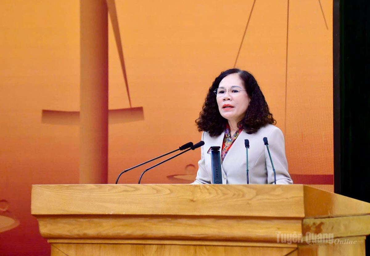 Đồng chí Ngô Thị Thu Hà, Phó Giám đốc Báo và phát thanh, truyền hình tỉnh trao đổi về Kỹ năng vận động bầu cử của người ứng cử đại biểu Quốc hội và đại biểu HĐND.