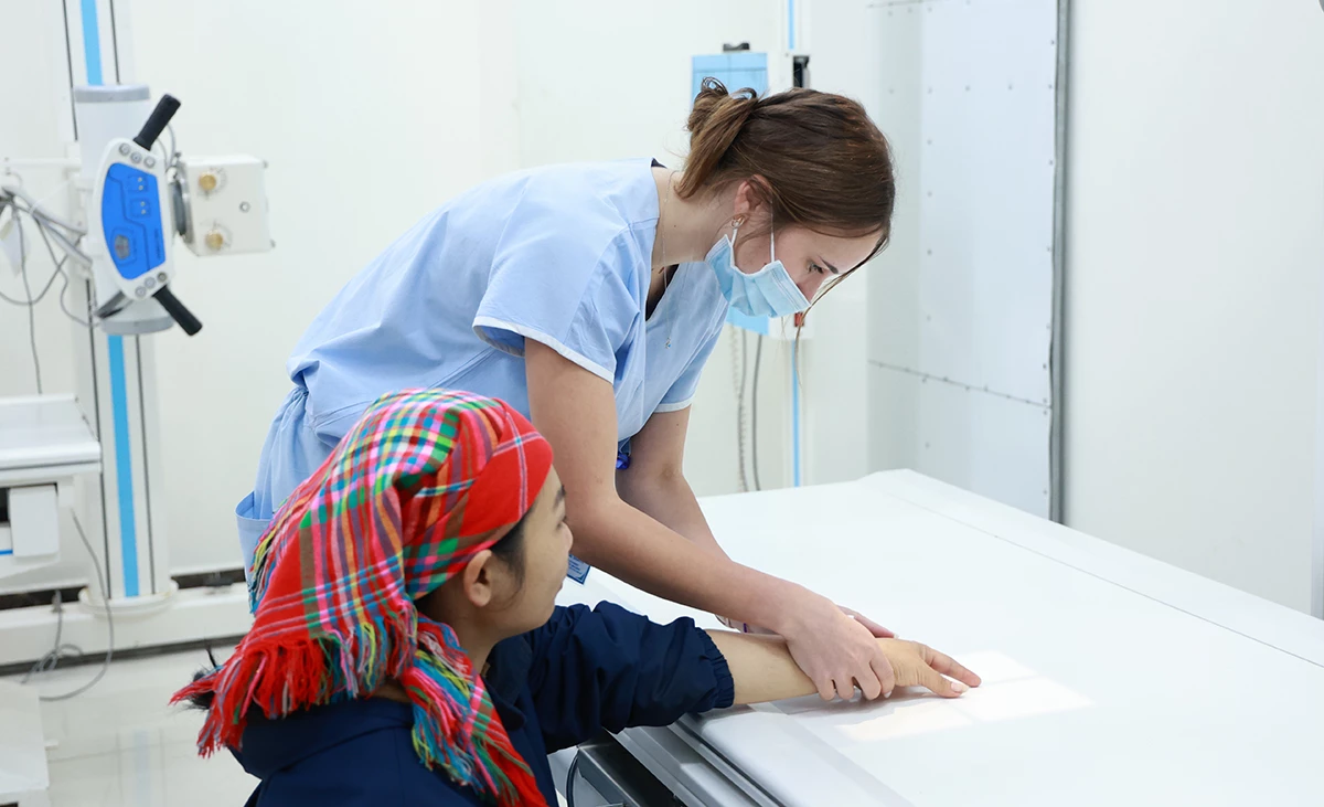 Là lần đầu tiên đến Việt Nam, Bonnie còn gặp nhiều khó khăn vì rào cản ngôn ngữ. Tuy vậy, cô luôn nhiệt tình lắng nghe hướng dẫn của bác sĩ, chủ động tìm hiểu quy trình chuyên môn và bày tỏ sự trân trọng trước cơ hội được tiếp cận nhiều tình huống bệnh lý đa dạng trong thực tế.