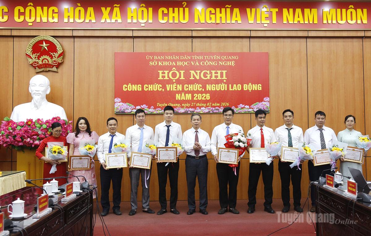 Lãnh đạo Sở Khoa học và Công nghệ khen thưởng các cá nhân hoàn thành xuất sắc nhiệm vụ năm 2025.
