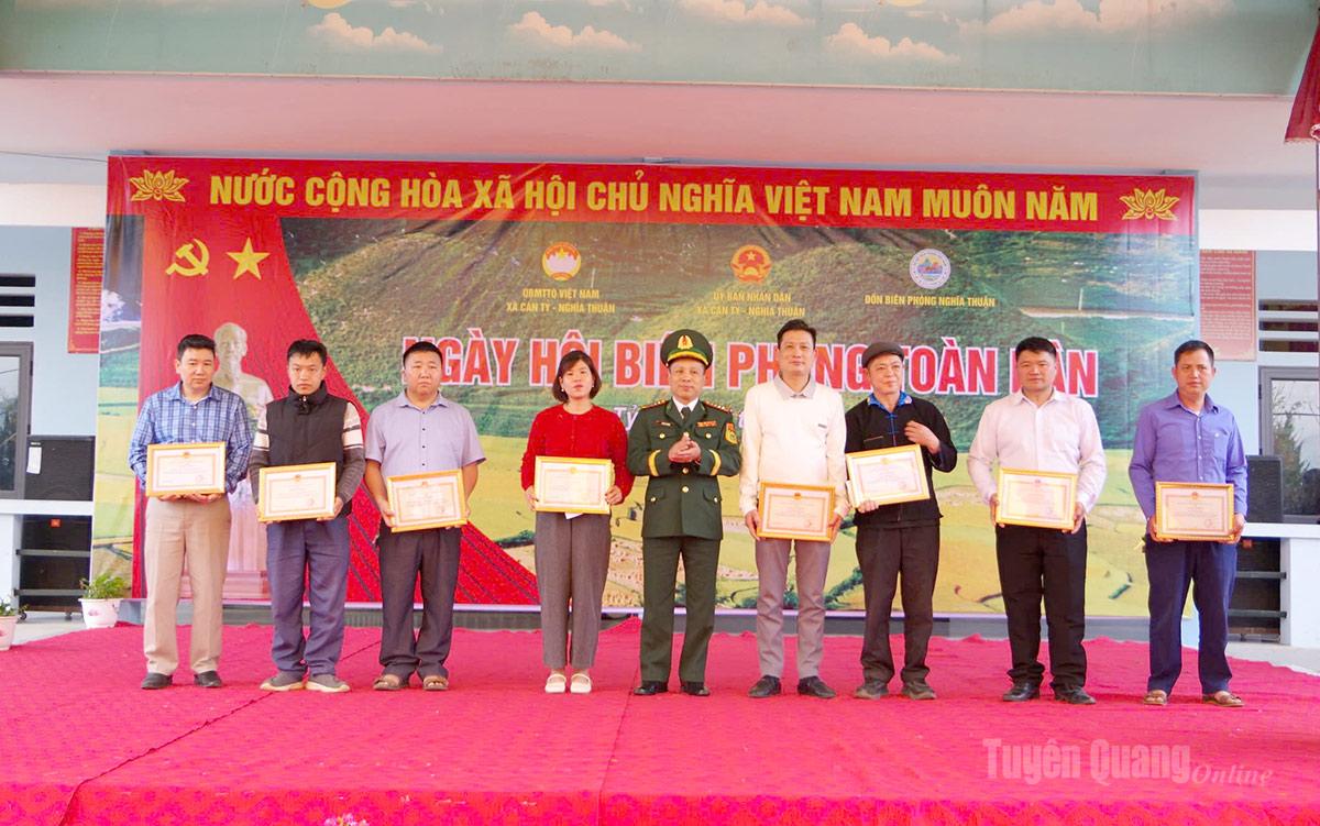 Lãnh đạo Ban Chỉ huy Bộ đội Biên phòng tỉnh tặng giấy khen cho các tập thể, cá nhân có thành tích trong thực hiện Chỉ thị 01/CT- TTg, ngày 09/01/2015 của Thủ tướng Chính phủ.