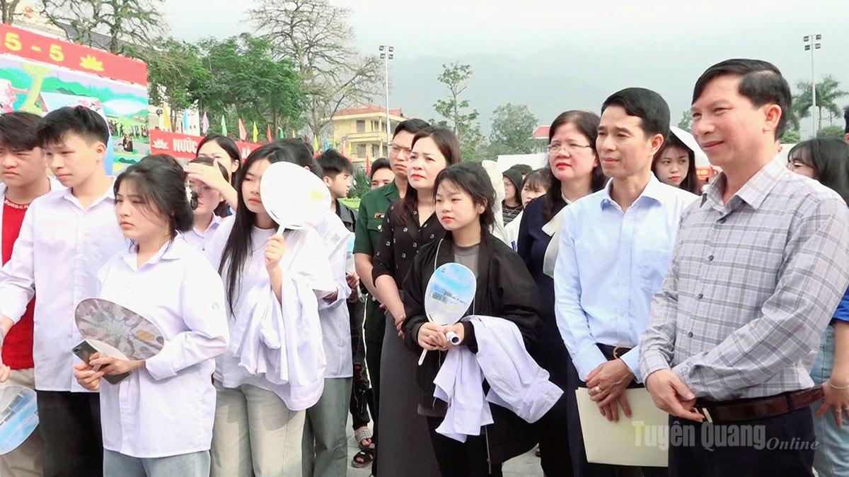  Đông đảo người lao động được tư vấn, giới thiệu việc làm.