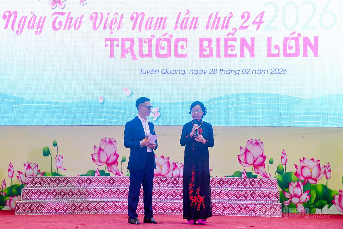 Nhà thơ Phan Thị Thanh Nhàn, nguyên Phó Chủ tịch Hội Nhà văn Hà Nội giao lưu cùng khán giả.