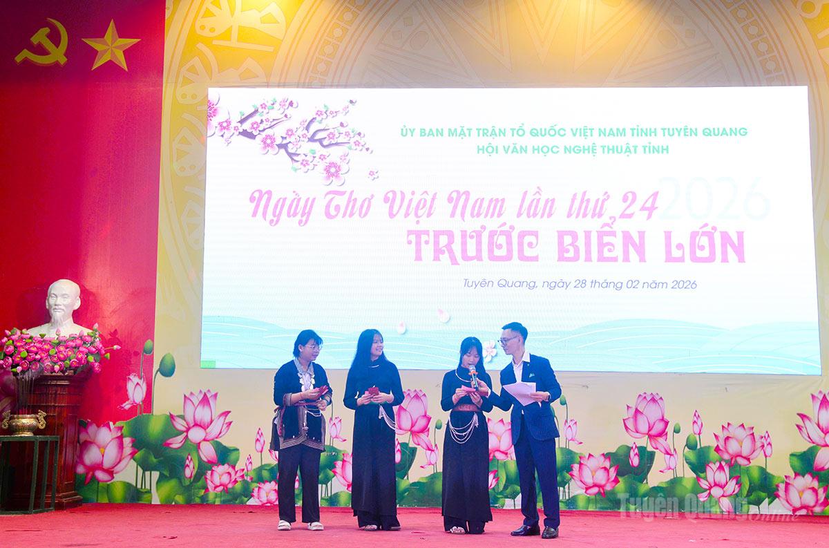 Các em học sinh Trường Phổ thông Dân tộc nội trú THPT tỉnh hào hứng tham gia đố thơ.