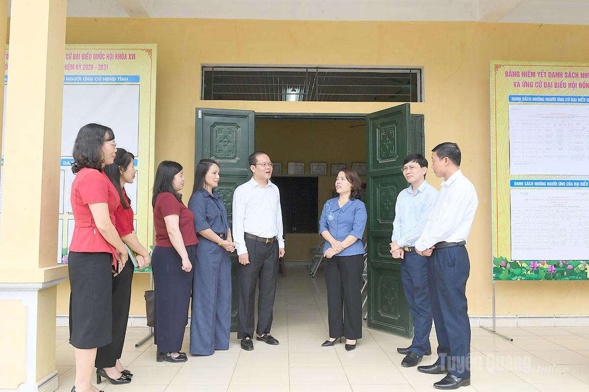 Đoàn công tác của Ban Bầu cử đại biểu HĐND tỉnh kiểm tra tại điểm bỏ phiếu thôn Trung Thành, xã Thái Bình