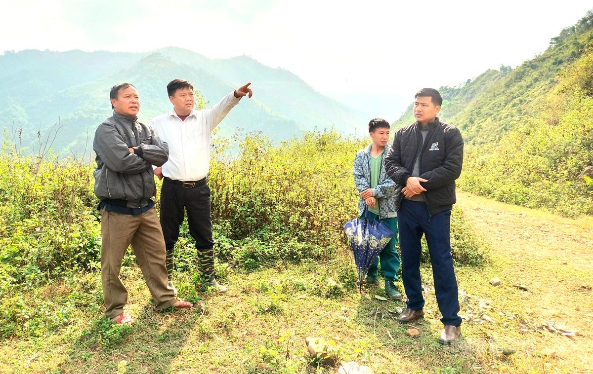 Bí thư Đảng ủy xã Khâu Vai Ngô Mạnh Cường (áo trắng) đi khảo sát thực tế tuyến đường thôn Pắc Cạm.