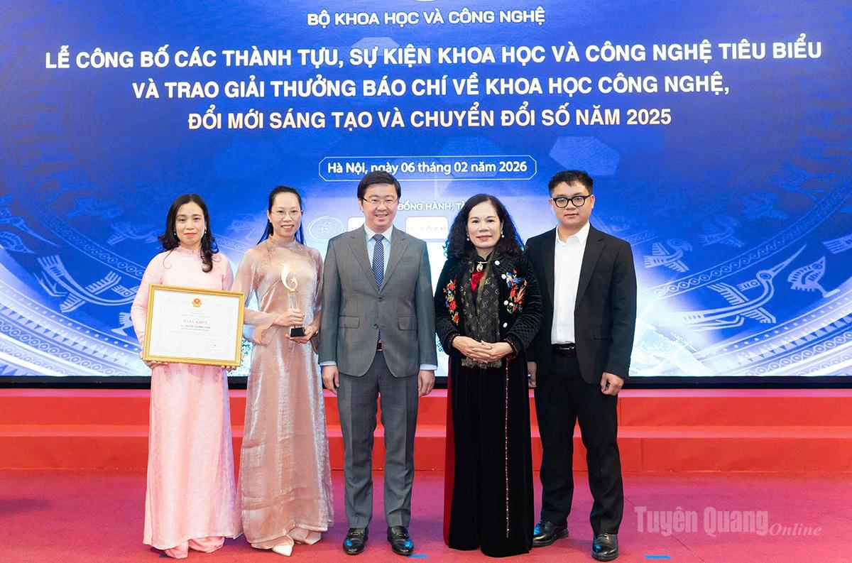 Nhóm tác giả chụp ảnh lưu niệm cùng Thứ trưởng Bộ Khoa học và Công nghệ Bùi Hoàng Phương.