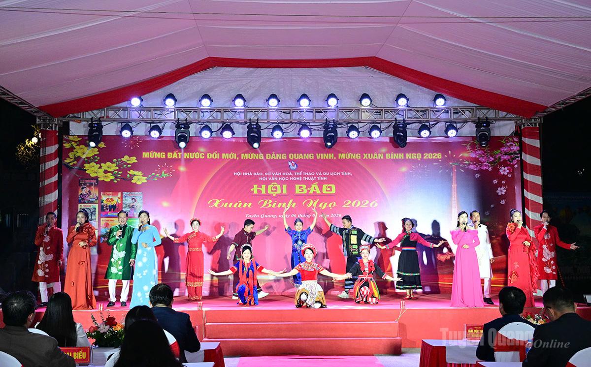 Một tiết mục văn nghệ tại Khai mạc Hội báo xuân.