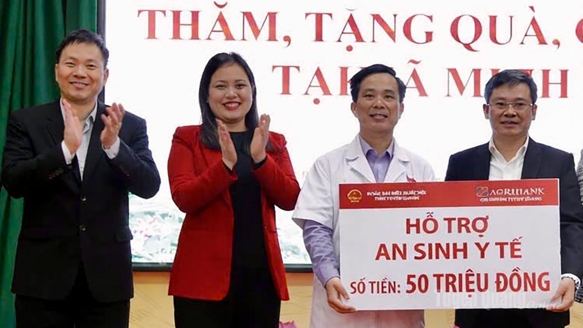 Agribank Chi nhánh Hà Giang hỗ trợ an sinh y tế cho Trạm y tế xã Minh Sơn.
