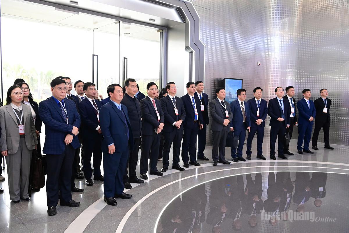 The provincial delegation watches an introductory video on the China–ASEAN Artificial Intelligence Application Cooperation Center.