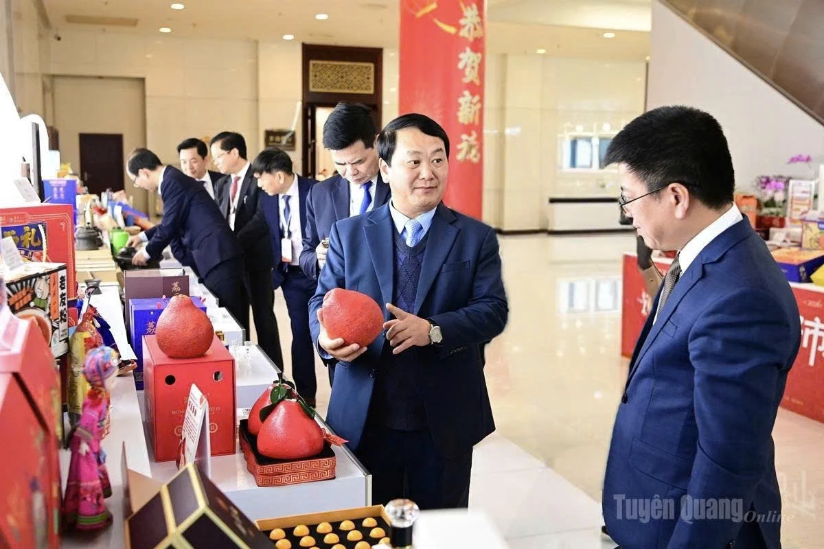 Bí thư Tỉnh ủy Hầu A Lềnh tham quan gian hàng trưng bày tại nơi tổ chức hội đàm.