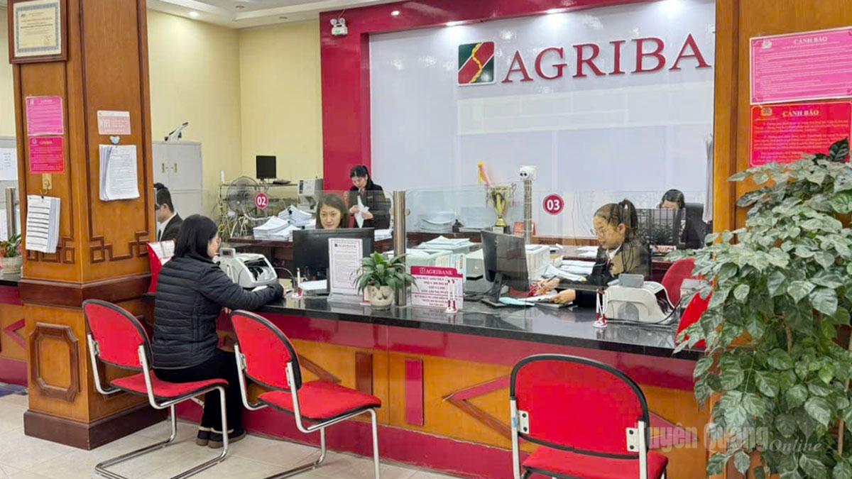 Khách hàng giao dịch tại Agribank Chi nhánh Mèo Vạc.