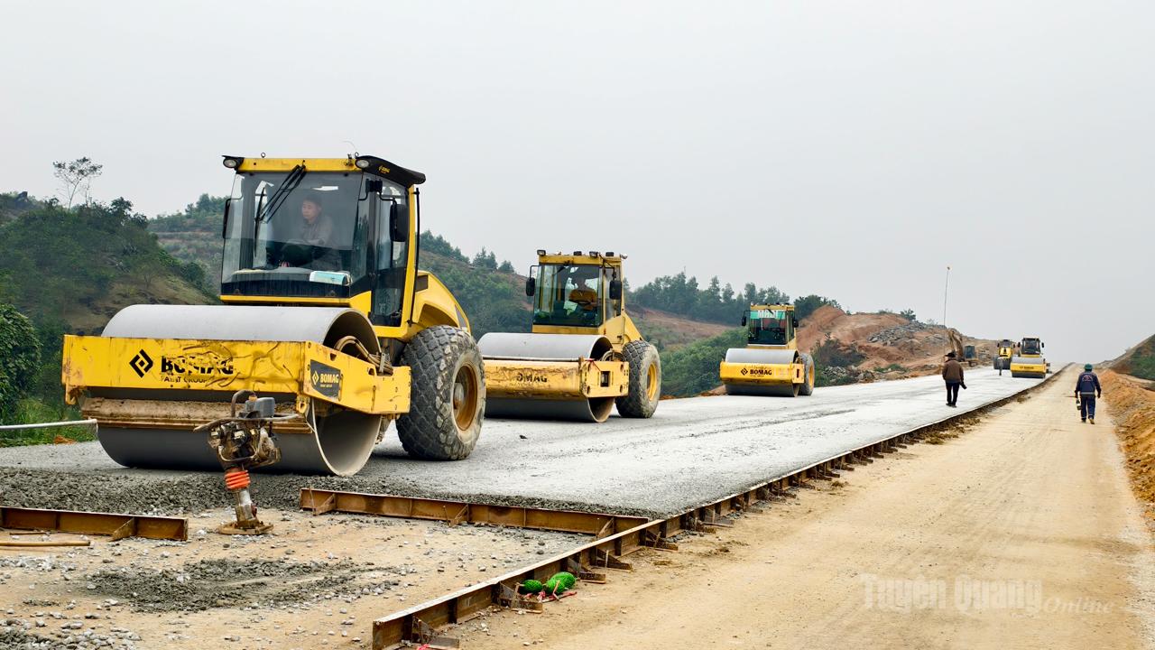 Each meter of roadway being extended carries with it the aspiration of bringing Tuyen Quang closer to major economic centers.