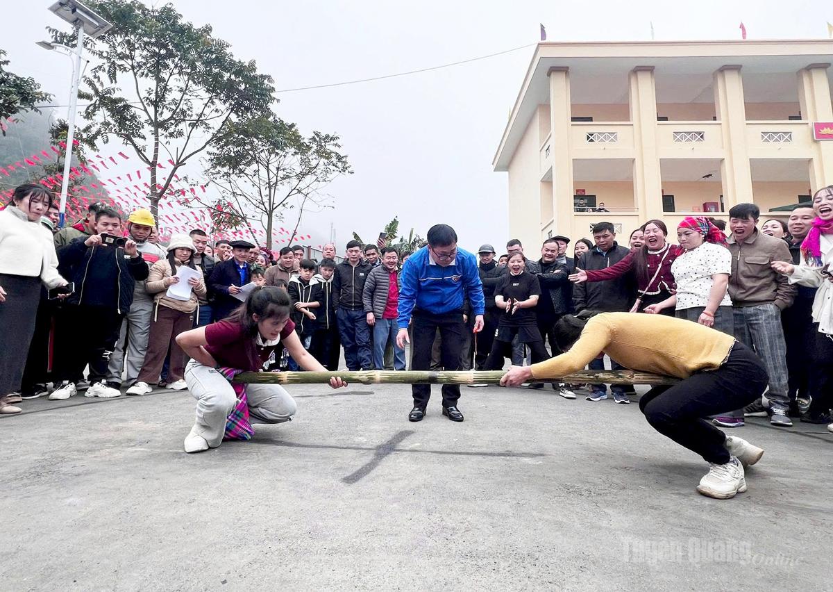 Nhân dân xã Sủng Máng giao lưu các môn thể thao truyền thống trong ngày đầu xuân. Ảnh: Trần Kế