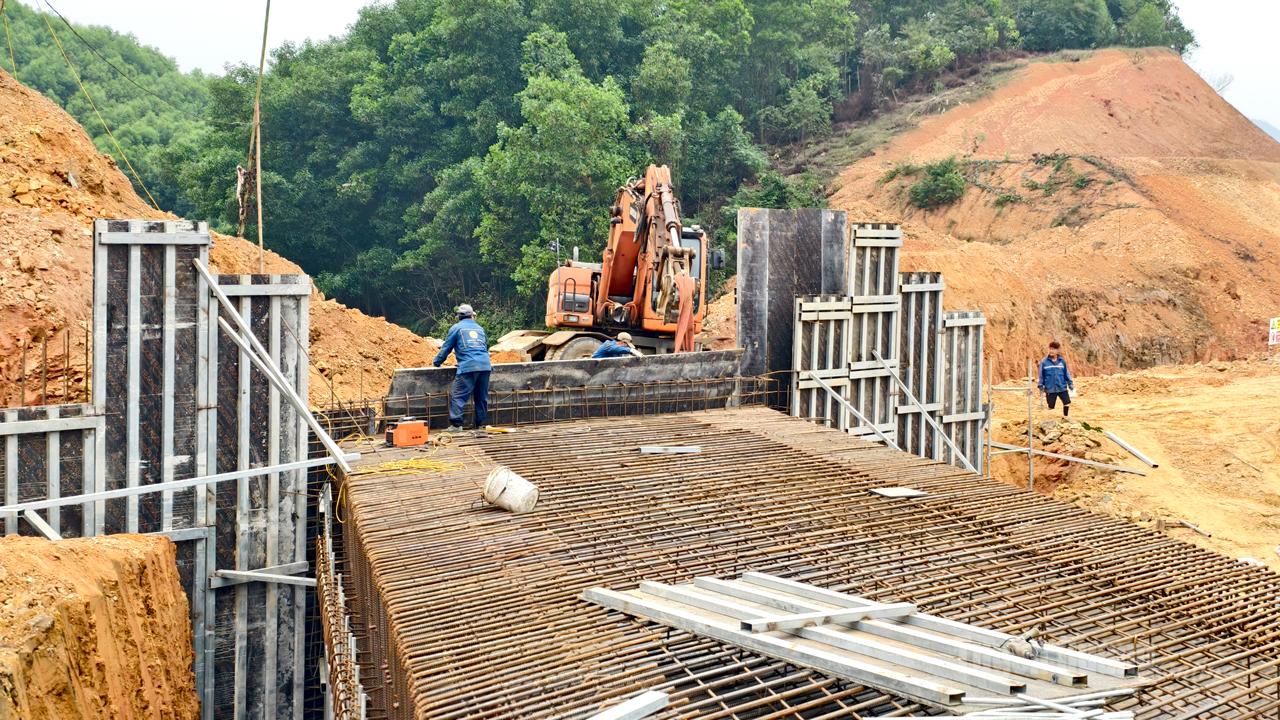 As the Lunar New Year approaches, everyone longs to return home to reunite with their families. However, to ensure the key expressway project is completed on schedule, many engineers and workers have chosen to live and work at the construction camps to fulfill their duties.