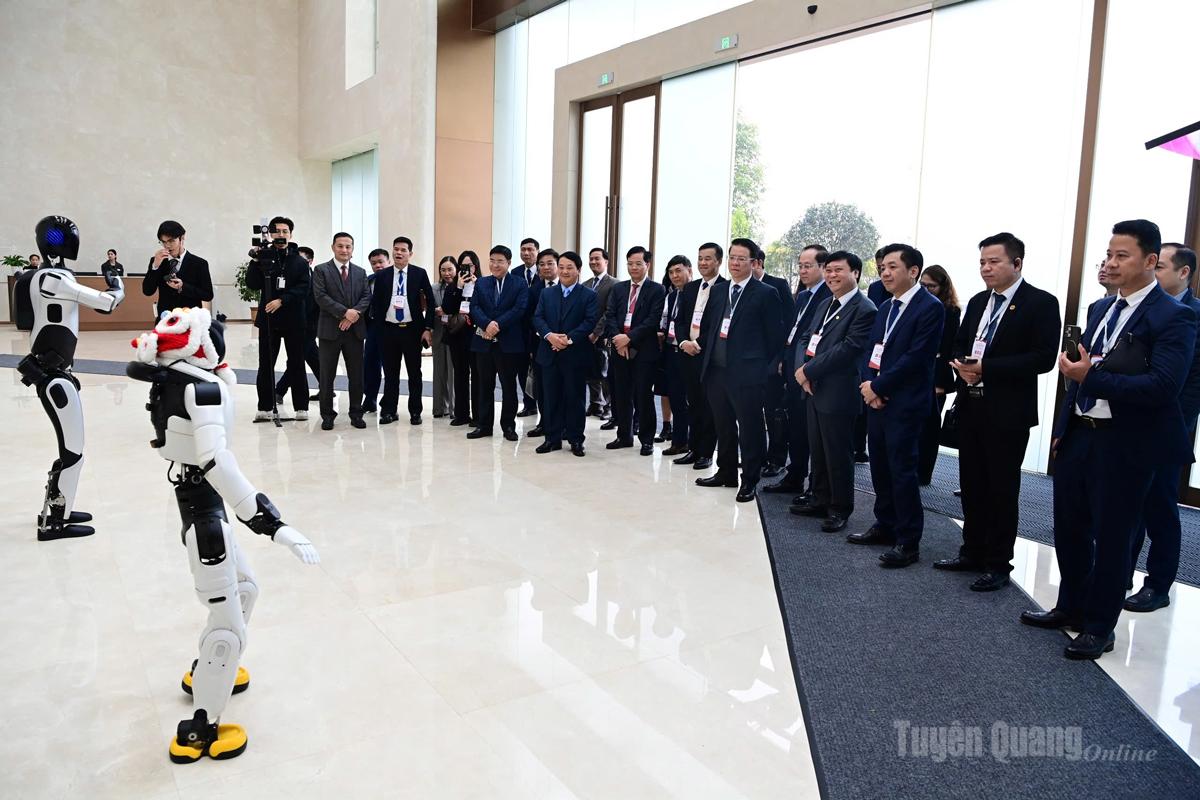 The provincial delegation visits AI product displays at the China–ASEAN Information Harbor.