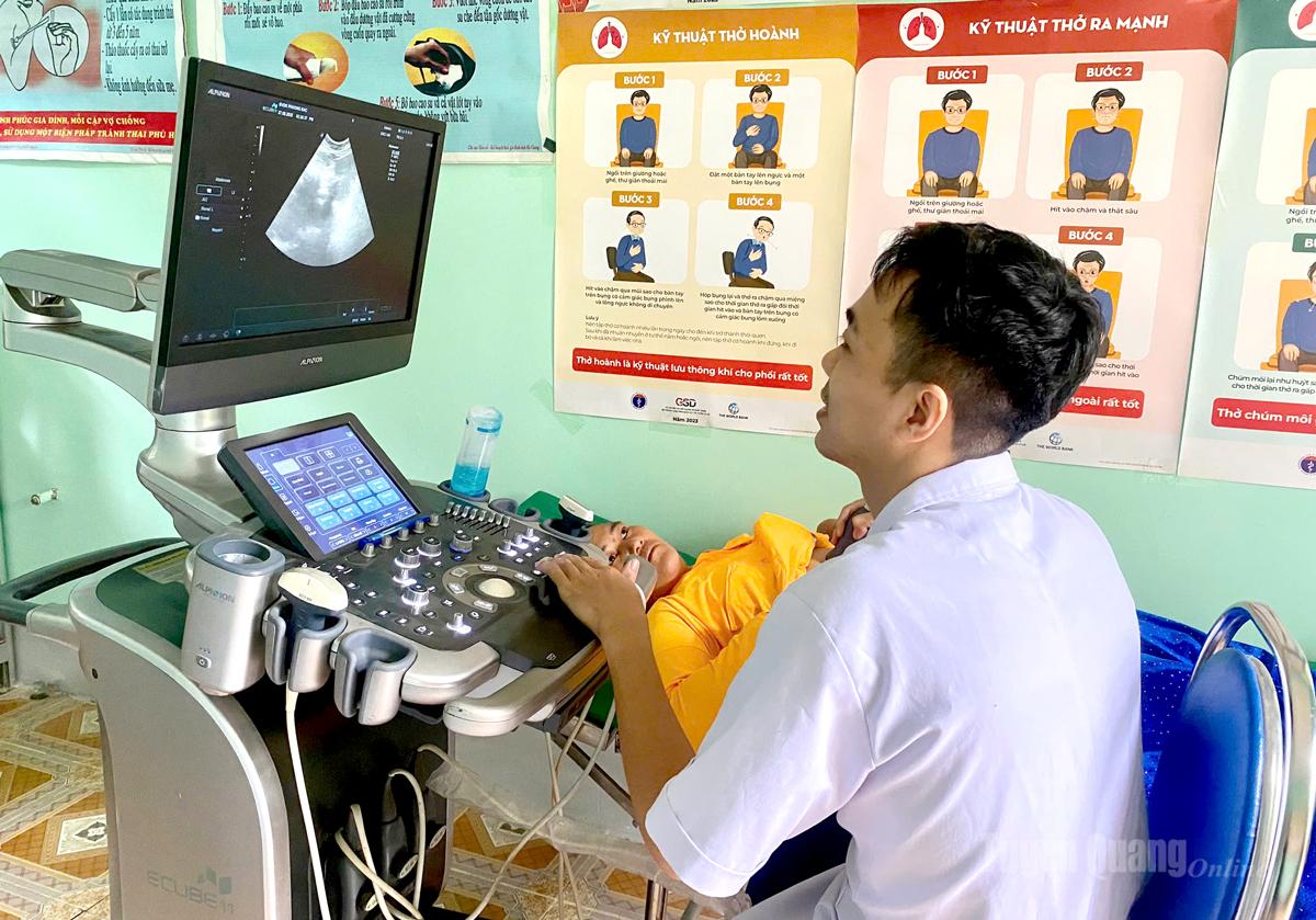 Bác sĩ Bệnh viện Đa khoa Phương Bắc phối hợp với Trạm Y tế xã Đồng Văn thăm khám sức khỏe định kỳ cho người dân trên địa bàn xã.