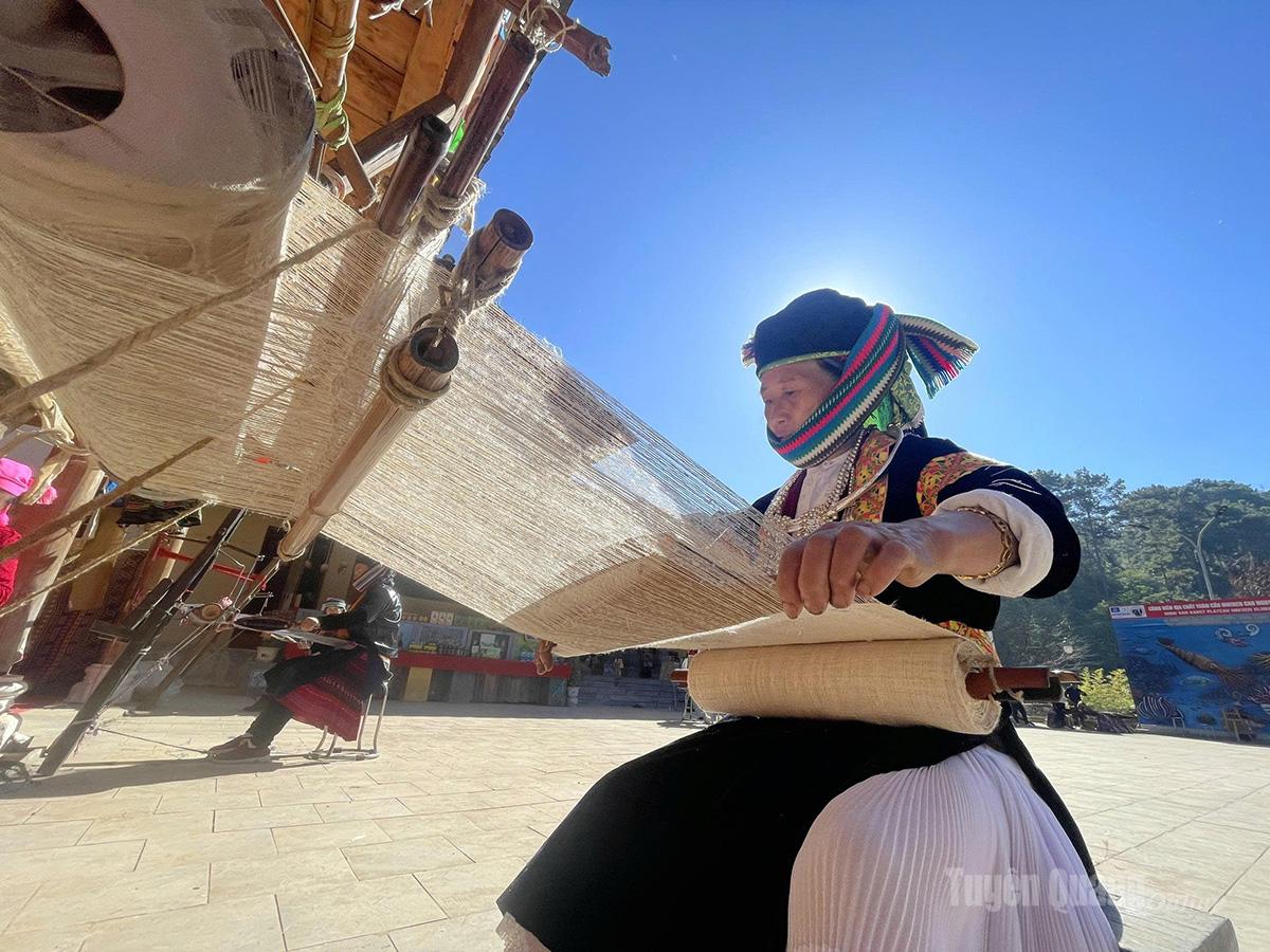 Thanks to the policies of the Party and the State, along with local support, those who have long clung to this remote region of endless rocks now have stable livelihoods. They can both sustain their lives and preserve the cultural heritage of their ancestors, thereby safeguarding and promoting their ethnic cultural identities.