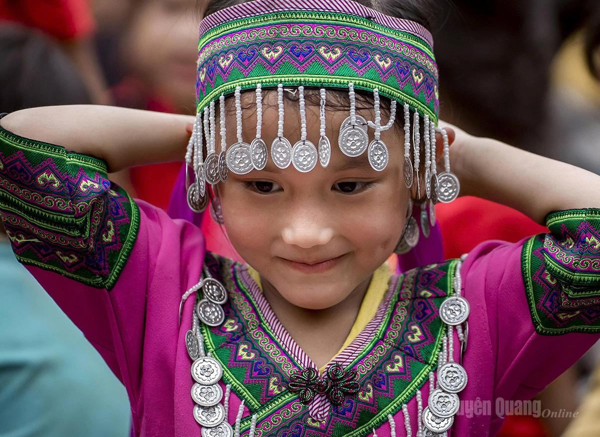 Children in the highlands of Tuyen Quang embody rustic, innocent, and pure beauty, standing out against the majestic scenery of the rocky plateau.