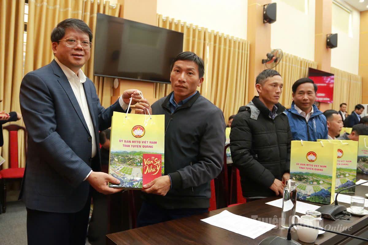 Đồng chí Hà Trung Kiên, Ủy viên Ban Thường vụ Tỉnh ủy, Phó Chủ tịch Thường trực Ủy ban MTTQ tỉnh tặng quà cho các chức sắc, chức việc.