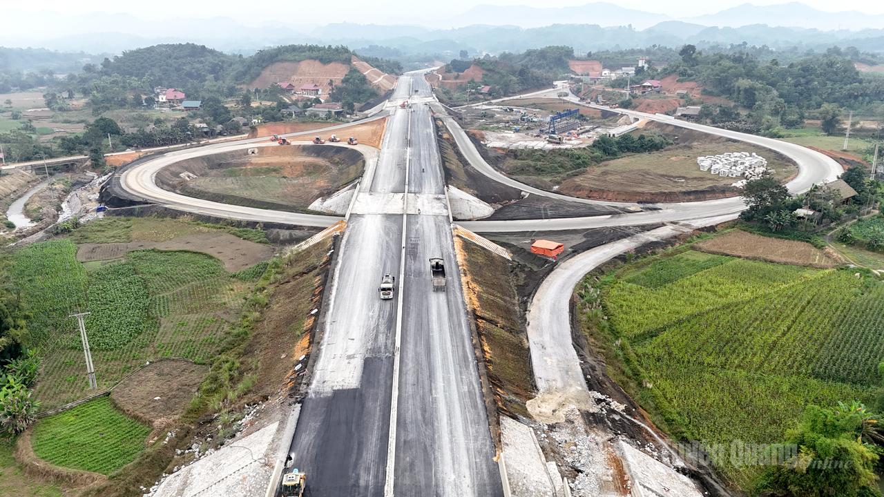 The brisk and energetic construction atmosphere in the days leading up to the Lunar New Year has also been recorded by reporters at project packages passing through Vinh Tuy Commune, Tan Quang Commune, and Bac Quang Commune in Tuyen Quang Province.