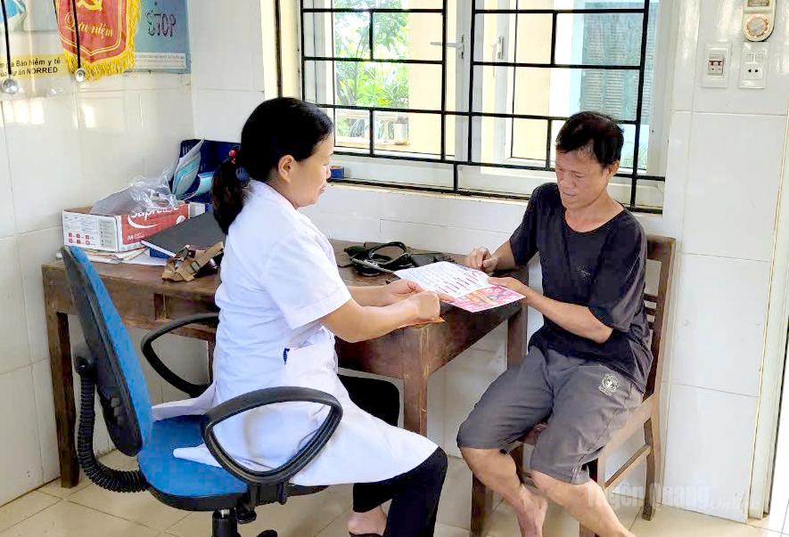 Bác sĩ Đặng Thị Thơ, Phó Giám đốc Trạm Y tế xã Bình An tuyên truyền cho người dân về phòng chống dịch bệnh.