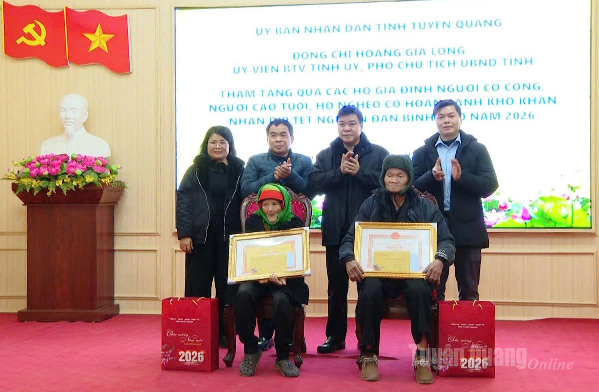 Phó Chủ tịch UBND tỉnh Hoàng Gia Long và lãnh đạo xã Lao Chải tặng quà Tết cho người cao tuổi.