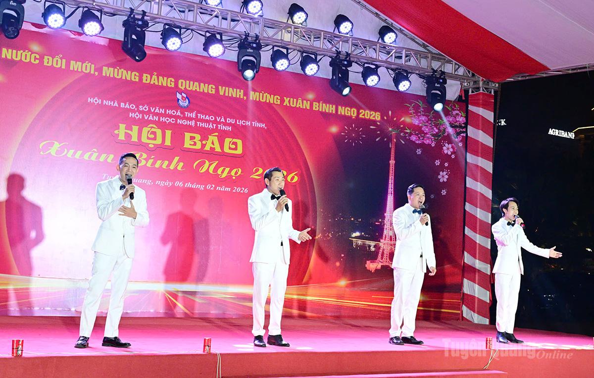 Một tiết mục văn nghệ tại Khai mạc Hội báo xuân.