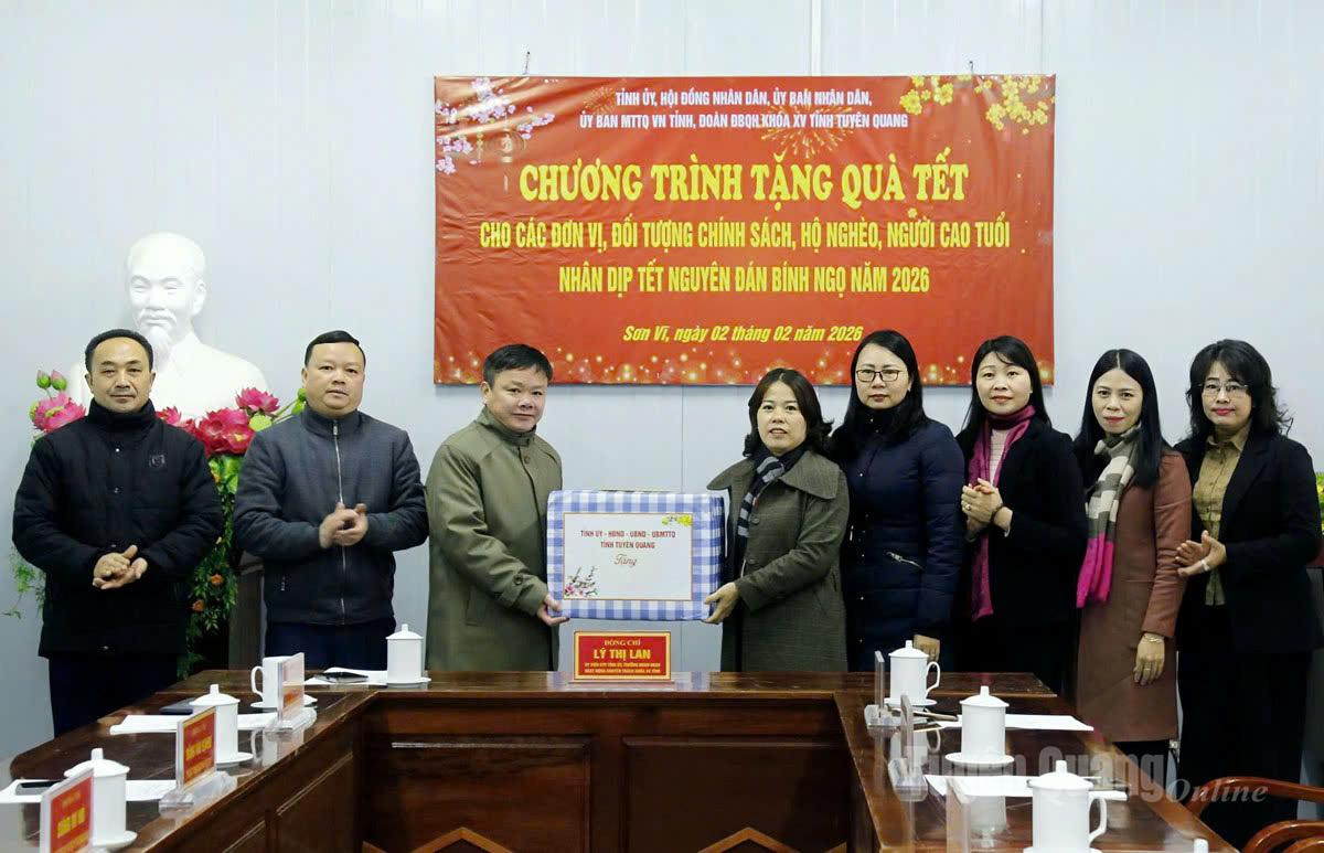 Trưởng Đoàn ĐBQH hoạt động chuyên trách khóa XV tỉnh Lý Thị Lan và lãnh đạo các Ban HĐND tỉnh trao tặng quà của Tỉnh ủy - HĐND - UBND - UBMTTQ tỉnh cho cấp ủy, chính quyền xã Sơn Vĩ.