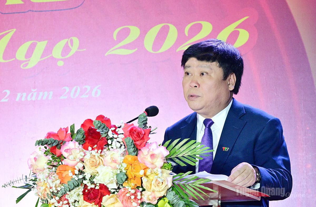 Đồng chí Mai Đức Thông, Ủy viên BCH Đảng bộ tỉnh, Giám đốc Báo và phát thanh, truyền hình tỉnh Tuyên Quang, Chủ tịch Hội Nhà báo tỉnh phát biểu khai mạc Hội báo xuân.