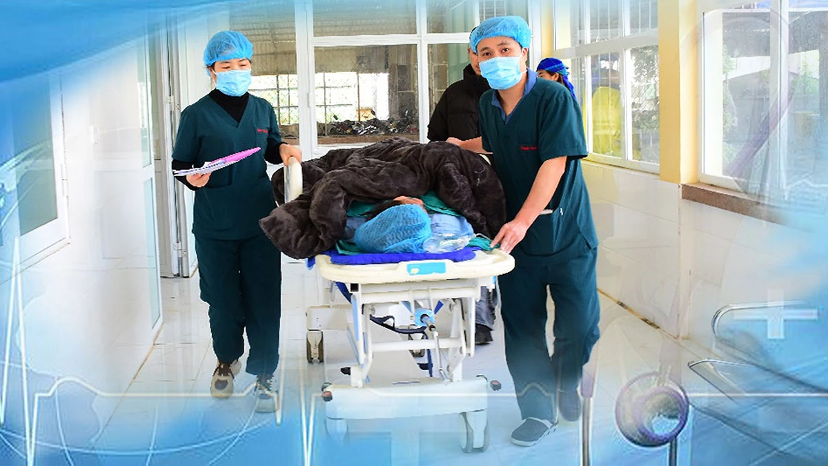 Y, bác sĩ Bệnh viện Đa khoa khu vực Đồng Văn trực xuyên Tết để chăm sóc sức khoẻ cho người bệnh