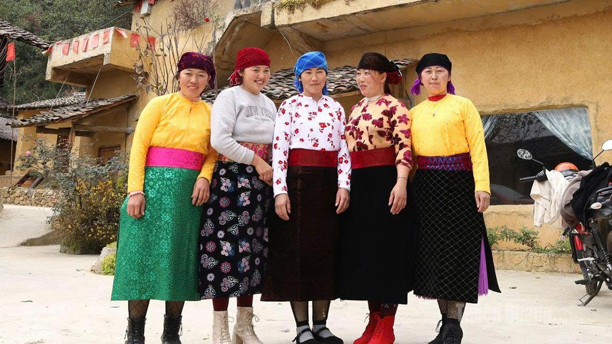 Spring on the Dong Van Karst Plateau is beautiful not only for its blossoms, but also for the resilient vitality and serenity of the people who inhabit this land of stone - a destination that draws visitors back time and again. Here, spring is present not only in flowers and drifting clouds over the mountains, but also in the eyes, smiles, and tranquil rhythm of life among ethnic communities of the gray stone highlands.